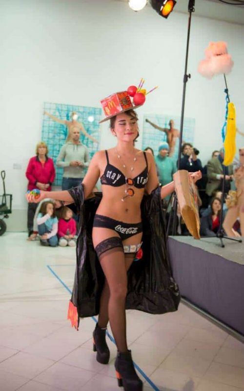 Bildegalleri: "Garbage Galla" og Dromedar på Museet for Samtidskunst