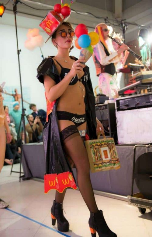 Bildegalleri: "Garbage Galla" og Dromedar på Museet for Samtidskunst