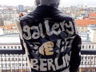 Prosjektskolen i Berlin! Førsteklasse befinner nå i den internasjonale kulturmetropolen for å jobbe med prosjektet @gallery_beat_berlin #gallerybeat #exhibition #art #media #gbtv 👓💣🔌📰