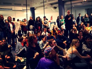 Fullt hus på Teateret vårt på Sommerutstillingen på fredag. Her fra talen til rektor Vilde von Krogh under overrekkelsen av 10-årsgaven fra staben - et verk av Steinar Haga Kristensen. følg med i bloggen vår på prosjektskolen.no/blogg for flere foto/video 🐬