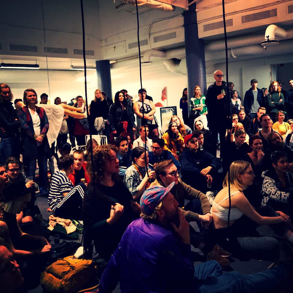 Fullt hus på Teateret vårt på Sommerutstillingen på fredag. Her fra talen til rektor Vilde von Krogh under overrekkelsen av 10-årsgaven fra staben - et verk av Steinar Haga Kristensen. følg med i bloggen vår på prosjektskolen.no/blogg for flere foto/video 🐬