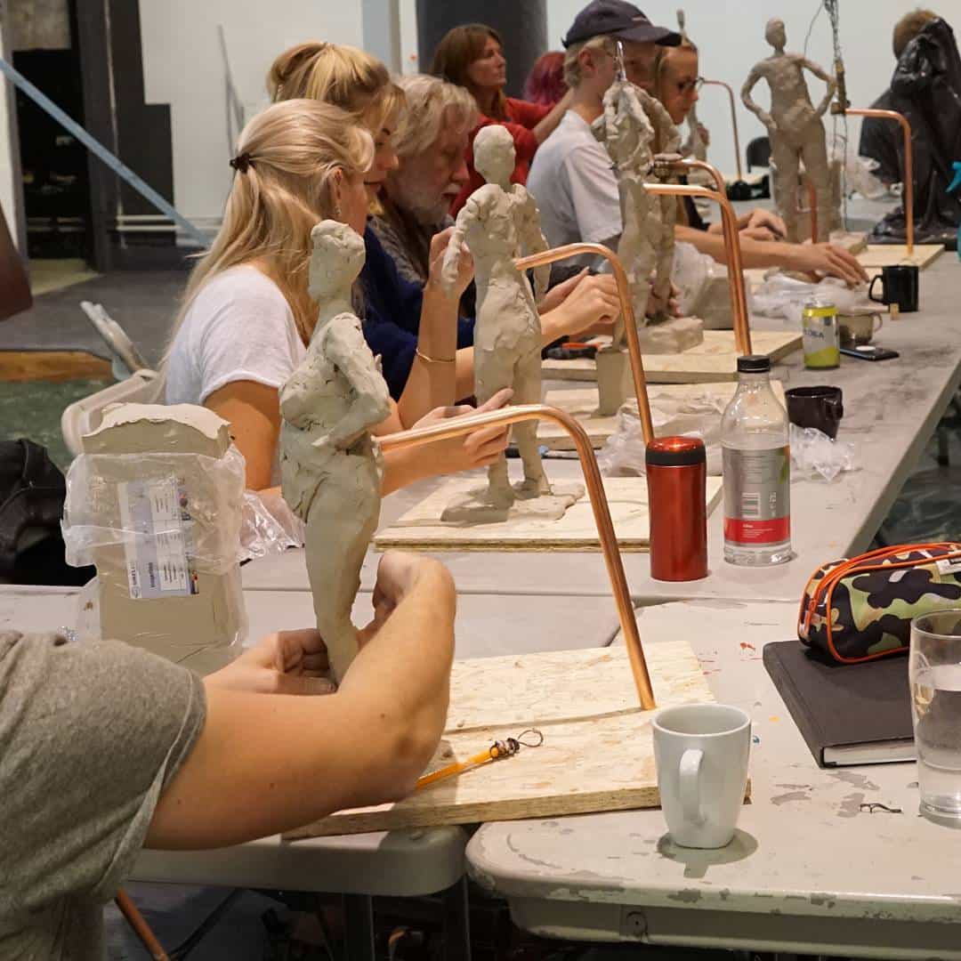 Kurs i klassisk modellering med professor Jan Valentin Sæther og aktmodell @missknockoutnoir 🗿