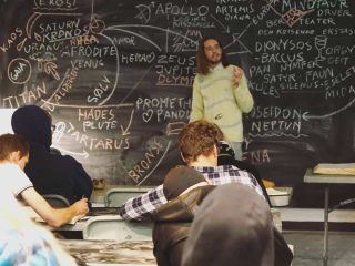 Sebastian Makonnen Kjølaas underviser i gresk mytologi og historie under ukas kamikaze i kunsthistorie. tavla er et kunstverk i seg selv 🎓🐎🏺🏛 #greekmythology #arthistory #kunsthistorie