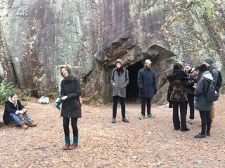 Anders Dahl Monsen og Sebastian Makonnen er i gang med kurset 'The Cave - tegning og filosofi'. Her besøker vi en hule på Nesodden, på leting etter det som avgir skygge 😉