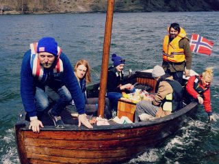 Kapring på åpent hav! I dag har vi vært på ute på oslofjorden med tresnekka fra Akerselva båtforenings grunnlegger Ilker Dursun i forbindelse med kurset Land&Sea med Marianne Bredesen og Geir Backe Altern ⚓️⛵️