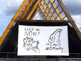 Nå finner du foto fra kunstbidragene på Sommerøya ved arenaen SALT ved Langkaia ute på våre nettsider https://www.prosjektskolen.no/blogg 👋👋👋 Over: Tegning av Sebastian Makonnen Kjølaas