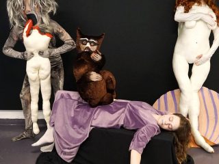 I dag var det årets første kamikaze-mandag og kostyme croquis 🎉 temaet er introduksjon til kunsthistorien. Kan du se hvilke 3 kunstverk som er representert her? Kostymer av Siri Hjorth @jahnzhjorth / Foto: Truman Chance / Modeller: Sebastian Kjølaas @sebbibebby , Siri Hjorth og Anders Dahl Monsen @damonso 🎭🎊🎨 #kunsthistorie #arthistory #costume #croquis