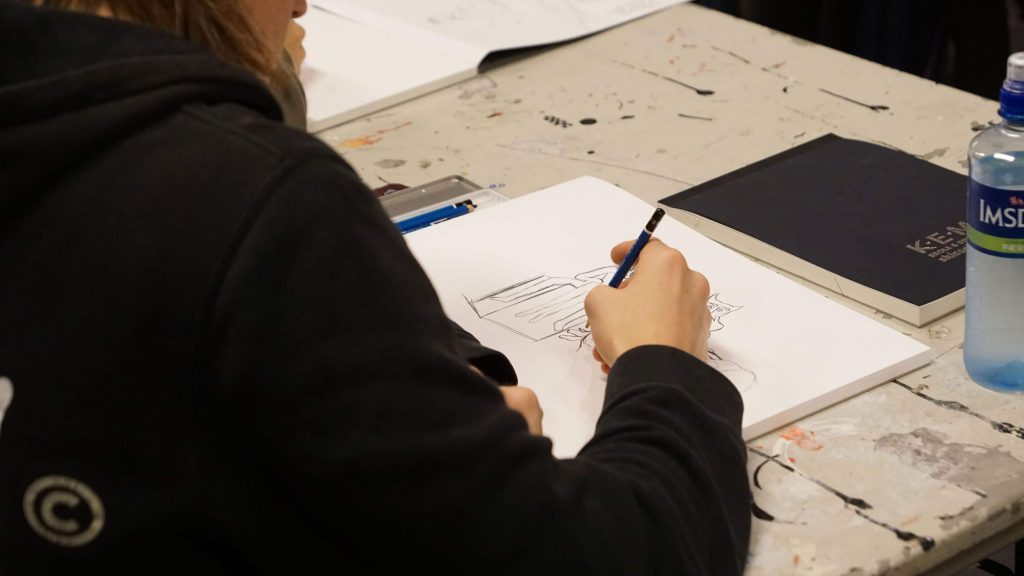 FOTO: Høstens første kamikaze-mandag i kunsthistorie med kostyme croquis