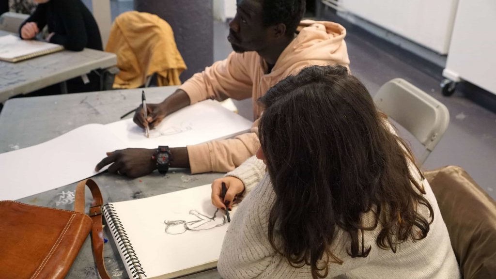 FOTO: Høstens første kamikaze-mandag i kunsthistorie med kostyme croquis