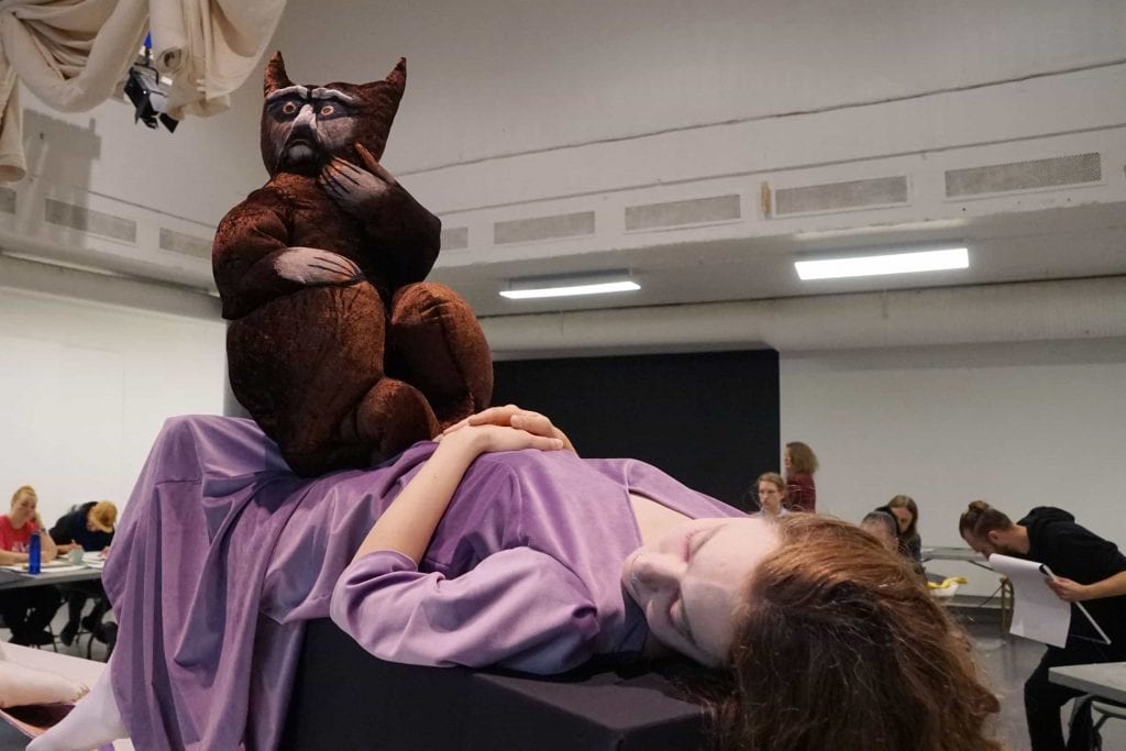 FOTO: Høstens første kamikaze-mandag i kunsthistorie med kostyme croquis