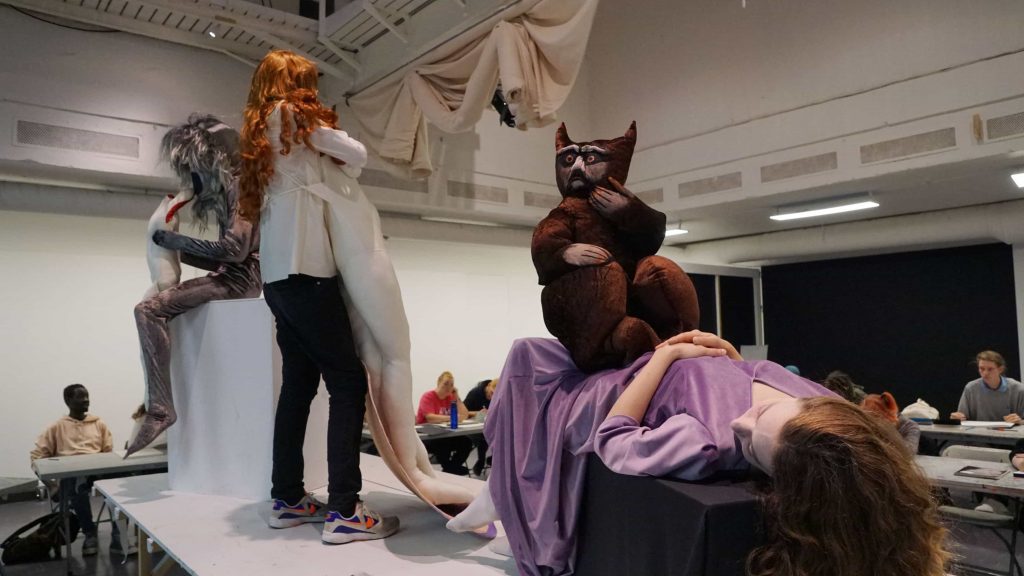 FOTO: Høstens første kamikaze-mandag i kunsthistorie med kostyme croquis