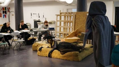 FOTO: Kamikaze-mandag i kunsthistorie med kostyme croquis - Gresk filosofi FOTO: Kamikaze-mandag i kunsthistorie med kostyme croquis - Gresk filosofi