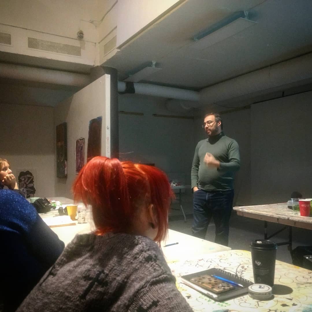 Idag hadde vi en fengslende gjesteforelesning av menneskerettighetsaktivisten og prominente deltakeren i den arabiske våren @iyad_elbaghdadi om identitet, ekstremisme og politisk/kulturelle utfordringer i vår tid, i forbindelse med vårt pågående kurs 'Komplott'. #humanrights